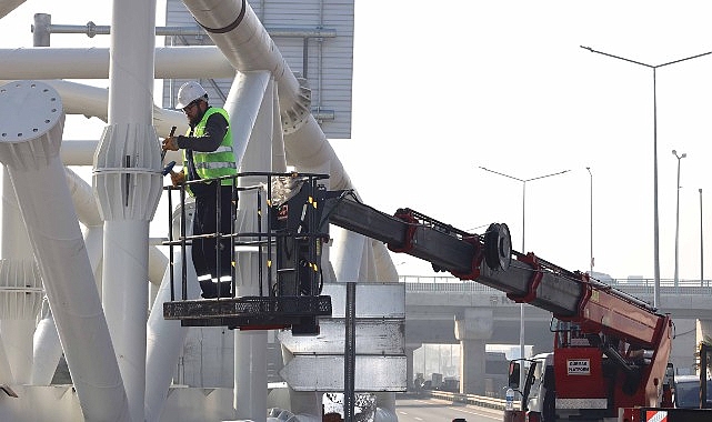 Solaklar Kavşağı’nda 120 tonluk dev montaj