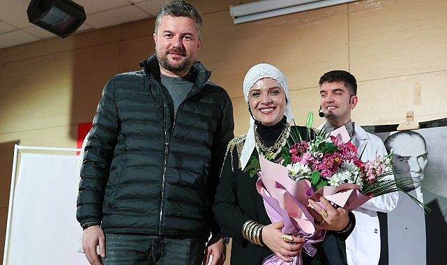 Buca’da sahnelenen Taksiratli Şekibe oyunu izleyenlerden tam not aldı