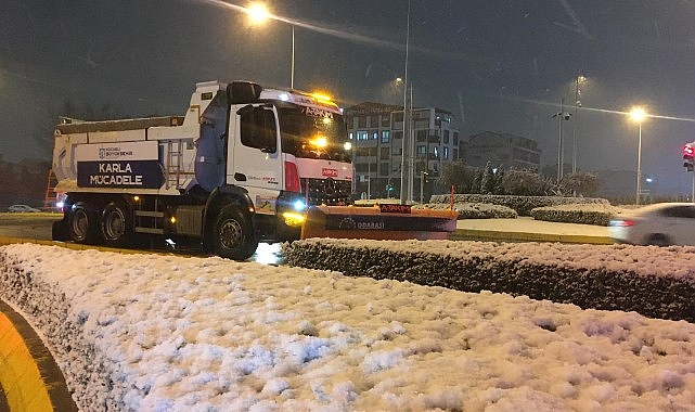 Büyükşehir’in kar mesaisi canla başla sürüyor;  Kocaeli’de yollar açık, ulaşımda aksama yok