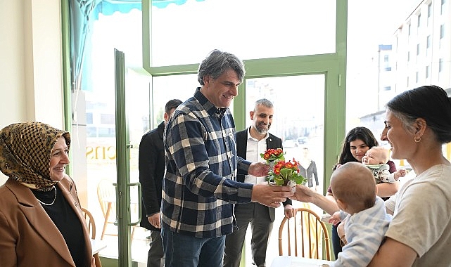 Başkan Kocaman çiçek dağıttı 