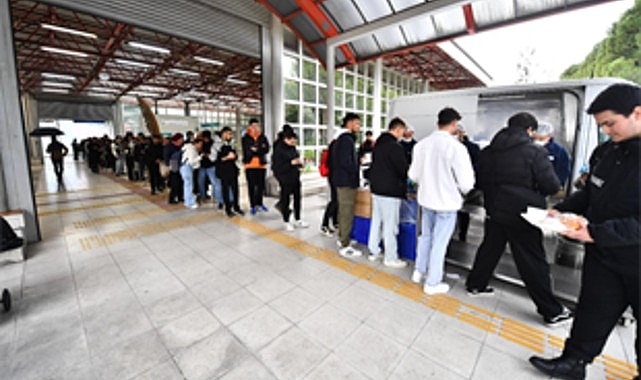 İzmir’de öğrencilerin yanında Büyükşehir var