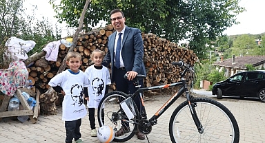 Nilüfer Belediyesi’nden minik Hamza’ya bisiklet sürprizi