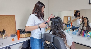 En özel kuaförler yeteneklerini anneleriyle paylaştı